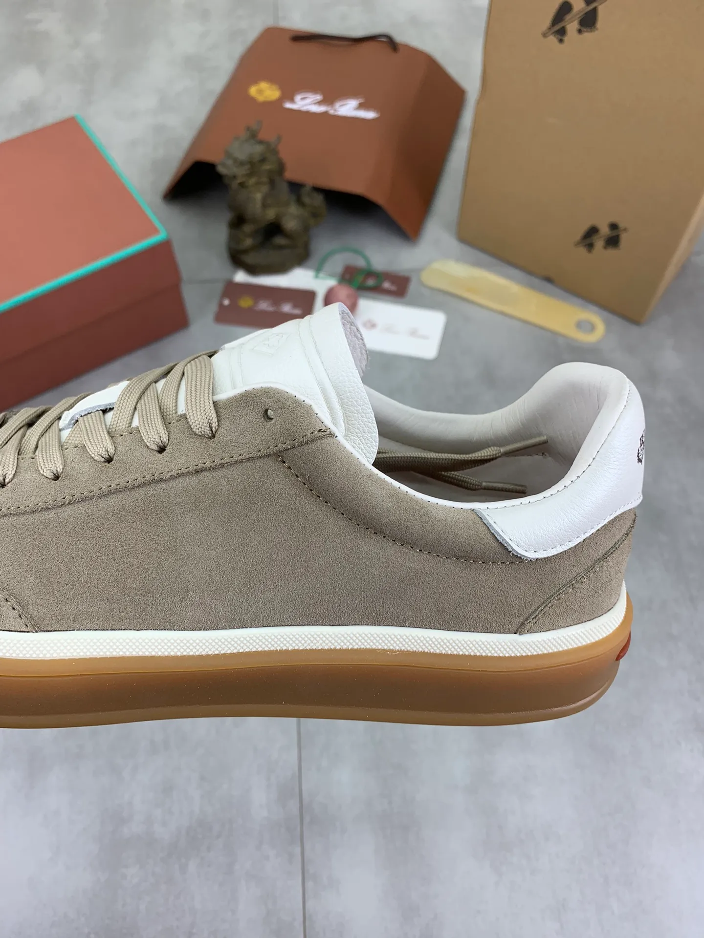 Men's Men's Shoes 💰P540 New 💰High Quality Loro Piana 💯Top Authentic Grade💯Buy the original 1:1 copy💯 Founded the existing Loro Piana company on April 24, 1924. It is now the sixth generation of family business, providing top quality products to customers who are discerning in taste and quality. Imported original fabrics, made of plain calfskin lining. Hand-sewn threads with cowhide feet. Original packaging. Size: 38-45. 7⃣️ colors available.